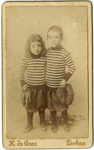 Almada and his brother António, c. 1898.